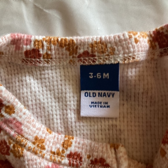 Fall inspired set of two long sleeve onesie. - Picture 4 of 7